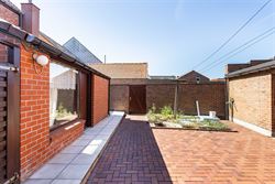 Twee woningen, één gezamenlijk renovatieproject en vooral heel wat mogelijkheden. Deze twee aanpalende eigendommen worden samen verkocht en bieden d...