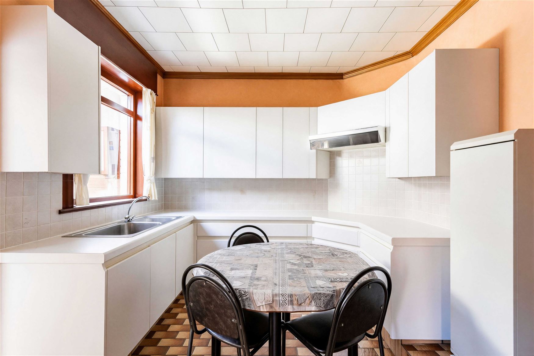 Twee woningen, één gezamenlijk renovatieproject en vooral heel wat mogelijkheden. Deze twee aanpalende eigendommen worden samen verkocht en bieden d...