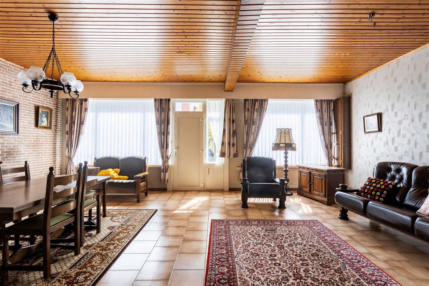 Twee woningen, één gezamenlijk renovatieproject en vooral heel wat mogelijkheden. Deze twee aanpalende eigendommen worden samen verkocht en bieden d...