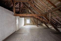 Achter de statige voorgevel van deze voormalige pastorij schuilt een bijzonder renovatieproject met uitzonderlijk veel karakter. De woning beschikt ov...