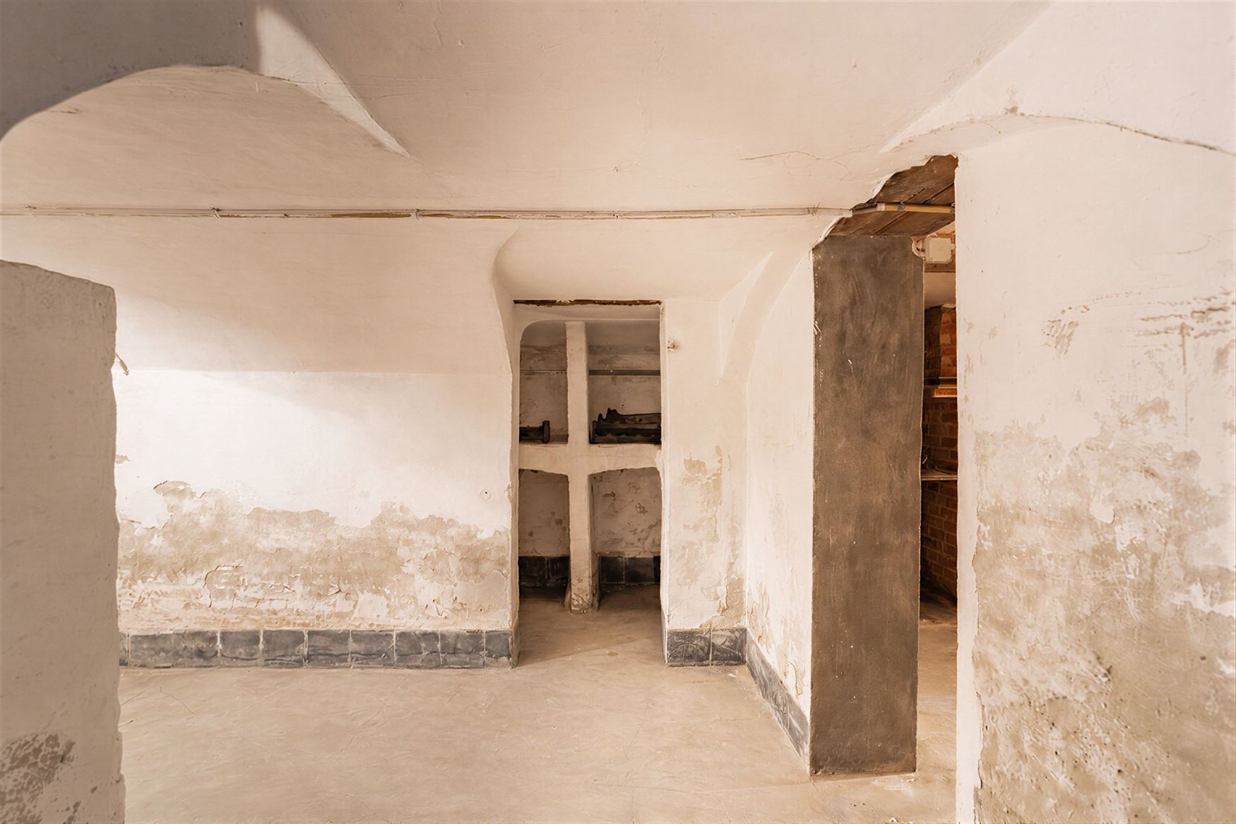 Achter de statige voorgevel van deze voormalige pastorij schuilt een bijzonder renovatieproject met uitzonderlijk veel karakter. De woning beschikt ov...