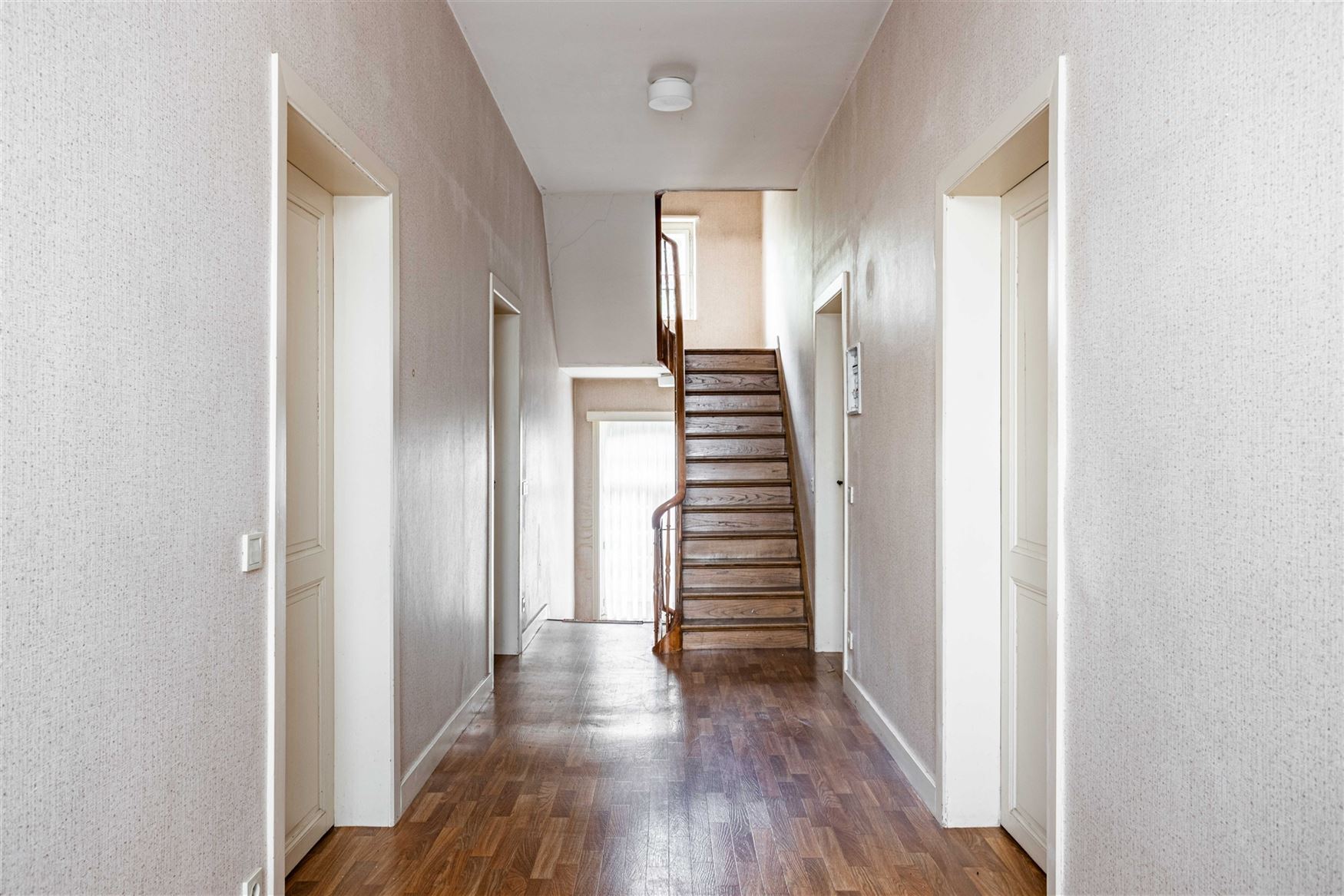 Achter de statige voorgevel van deze voormalige pastorij schuilt een bijzonder renovatieproject met uitzonderlijk veel karakter. De woning beschikt ov...