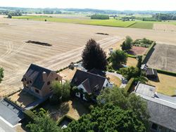 Zelden komt een ligging als deze op de markt. Deze karaktervolle villa in Kluisbergen combineert ca. 260 m² woonruimte met een perceel van maar liefs...