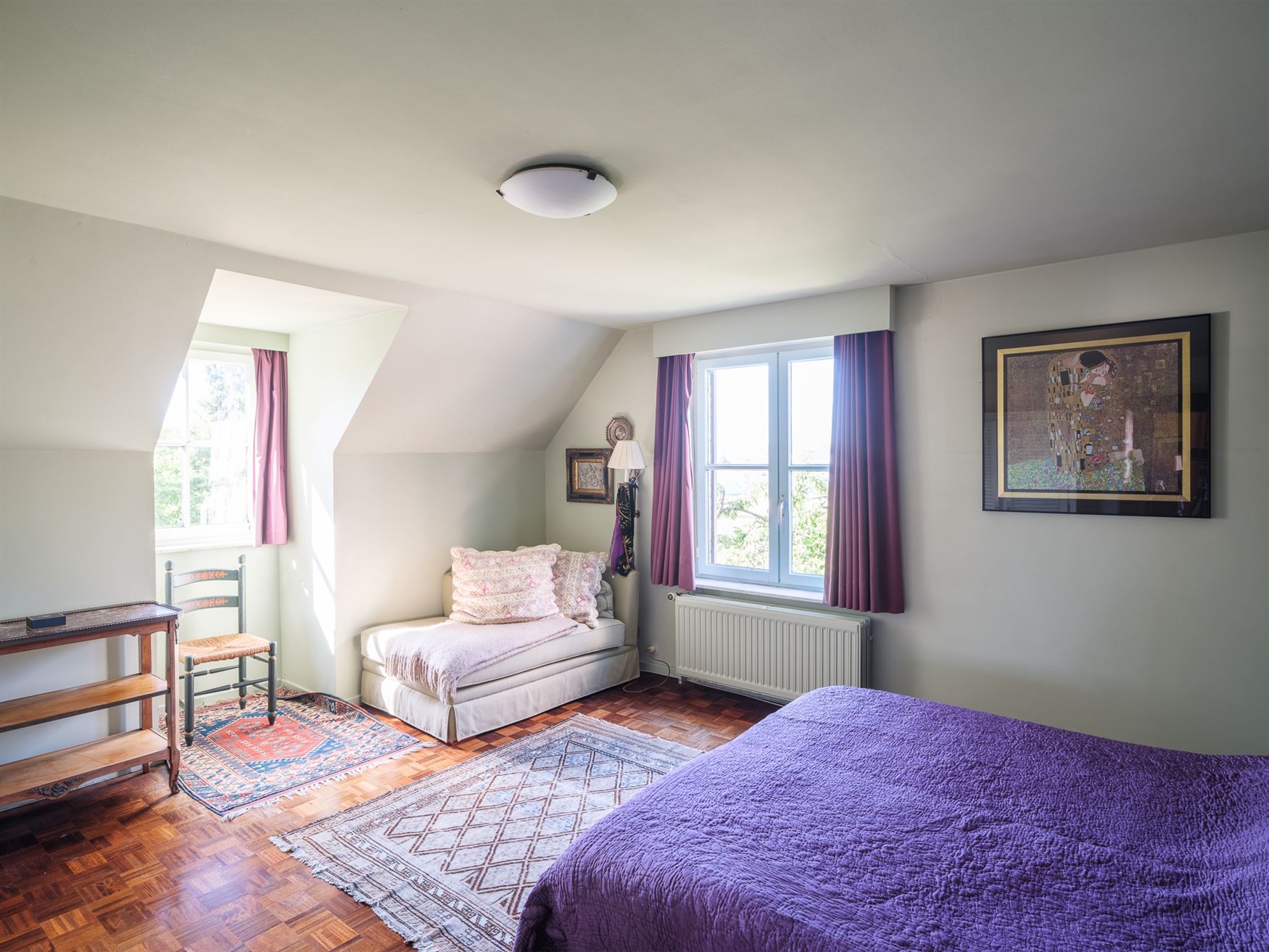 Zelden komt een ligging als deze op de markt. Deze karaktervolle villa in Kluisbergen combineert ca. 260 m² woonruimte met een perceel van maar liefs...