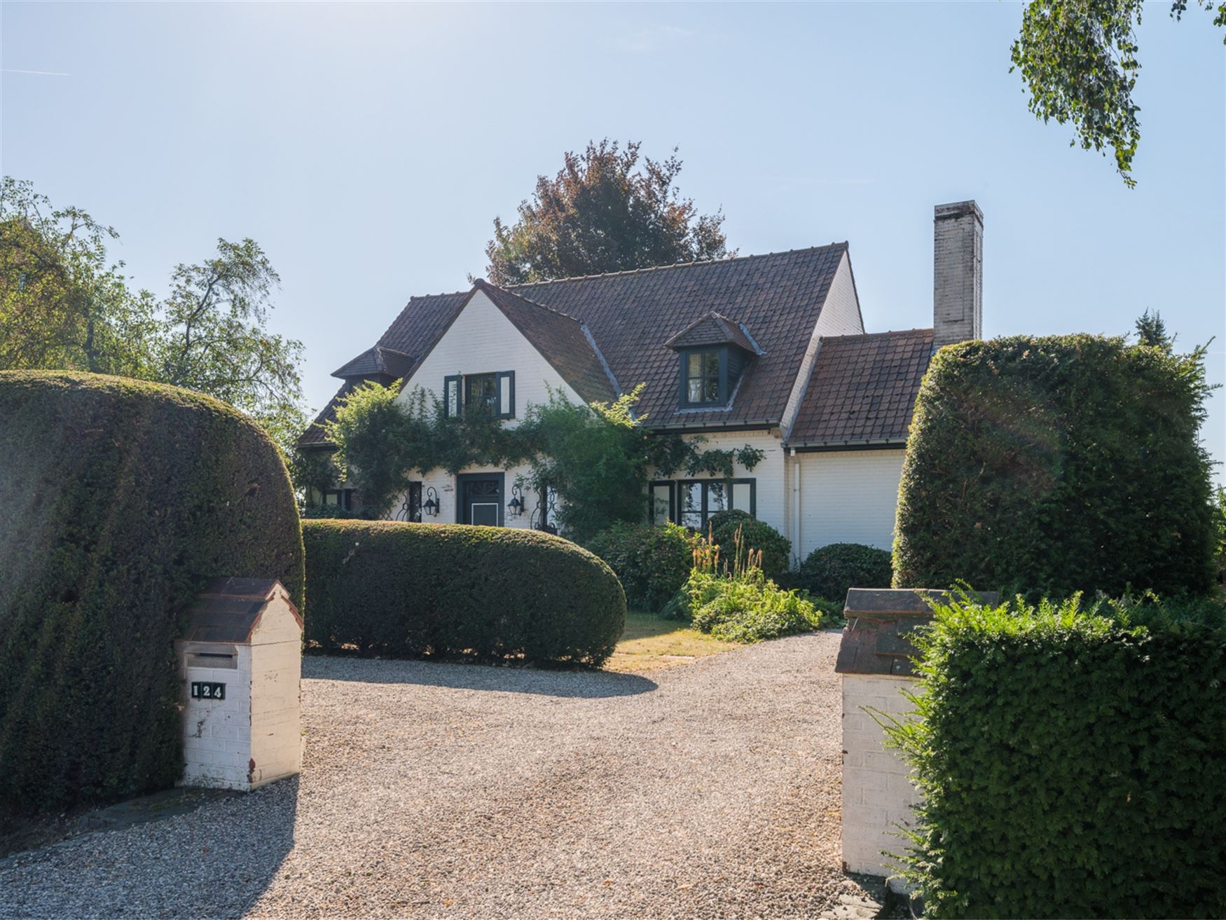 Zelden komt een ligging als deze op de markt. Deze karaktervolle villa in Kluisbergen combineert ca. 260 m² woonruimte met een perceel van maar liefs...