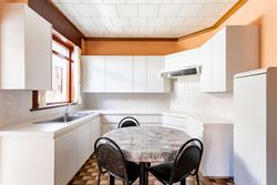 Twee woningen, één gezamenlijk renovatieproject en vooral heel wat mogelijkheden. Deze twee aanpalende eigendommen worden samen verkocht en bieden d...