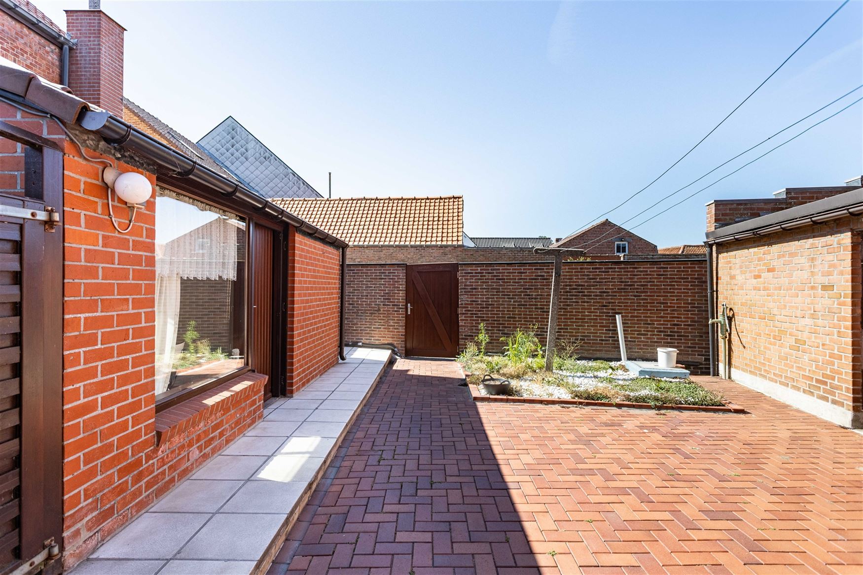 Twee woningen, één gezamenlijk renovatieproject en vooral heel wat mogelijkheden. Deze twee aanpalende eigendommen worden samen verkocht en bieden d...