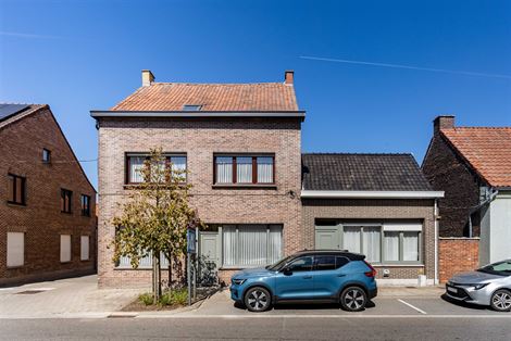 Twee woningen, één gezamenlijk renovatieproject en vooral heel wat mogelijkheden. Deze twee aanpalende eigendommen worden samen verkocht en bieden d...