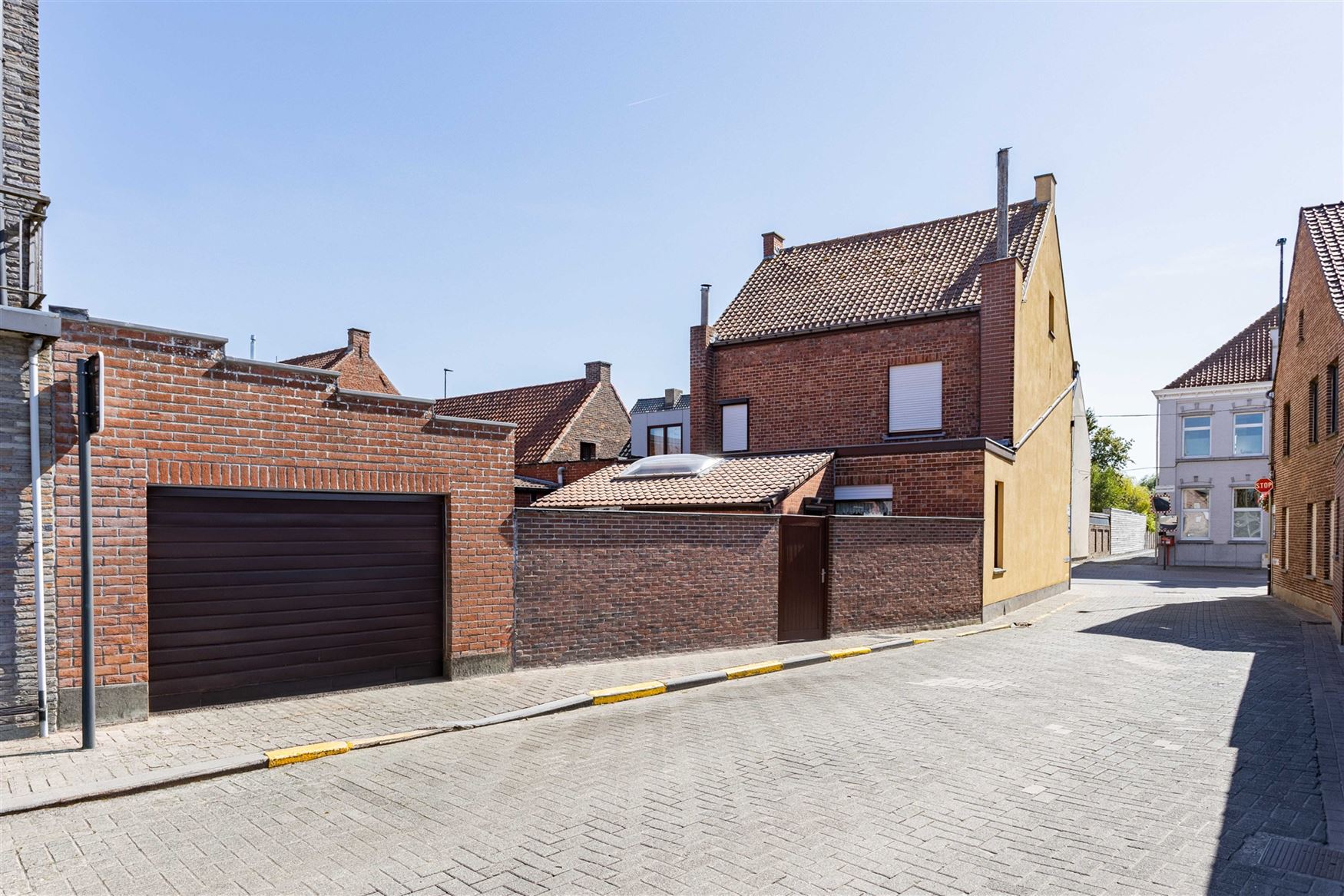 Twee woningen, één gezamenlijk renovatieproject en vooral heel wat mogelijkheden. Deze twee aanpalende eigendommen worden samen verkocht en bieden d...