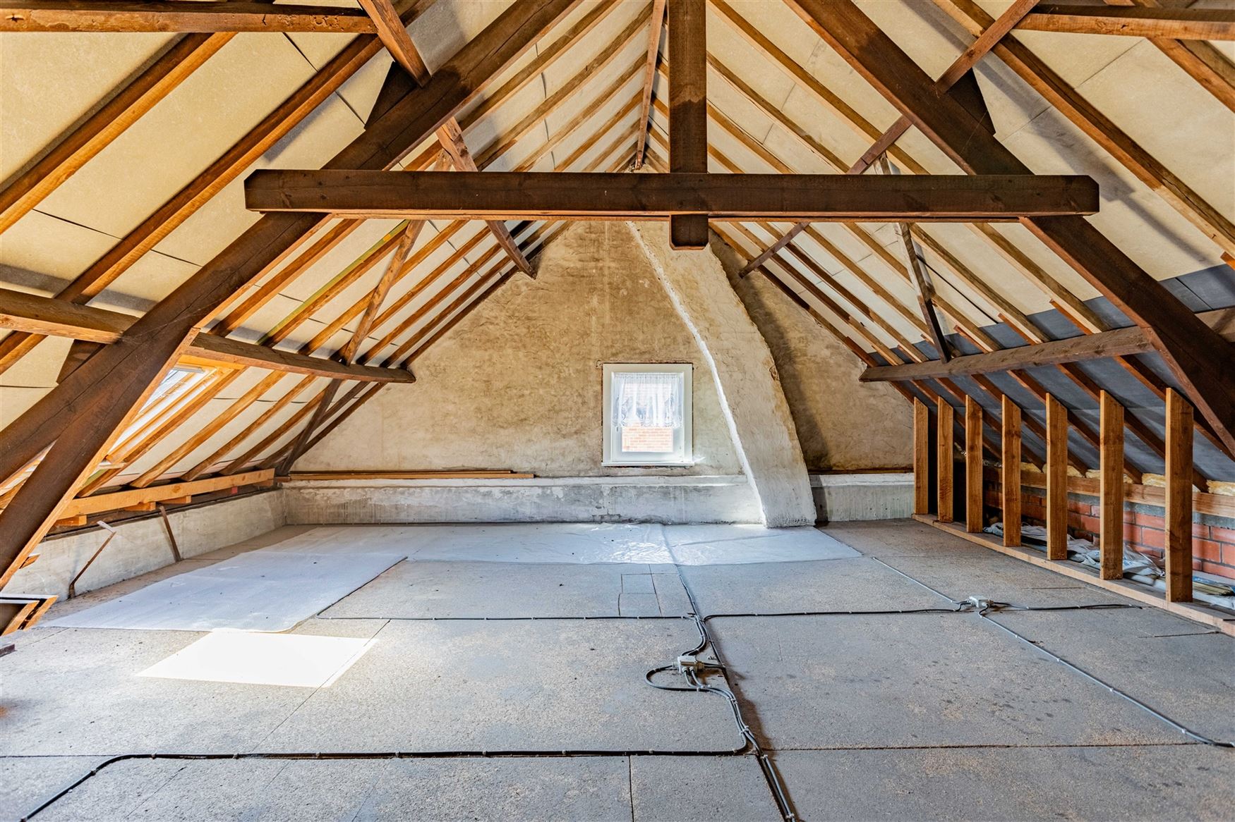 Twee woningen, één gezamenlijk renovatieproject en vooral heel wat mogelijkheden. Deze twee aanpalende eigendommen worden samen verkocht en bieden d...