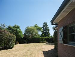 Wonen op een eiland van groen, tussen de Leie en de meersen, en toch vlak bij Gent. Deze karaktervolle woning ligt in een doodlopend straatje in de As...