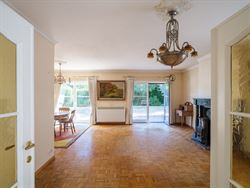 Wonen op een eiland van groen, tussen de Leie en de meersen, en toch vlak bij Gent. Deze karaktervolle woning ligt in een doodlopend straatje in de As...