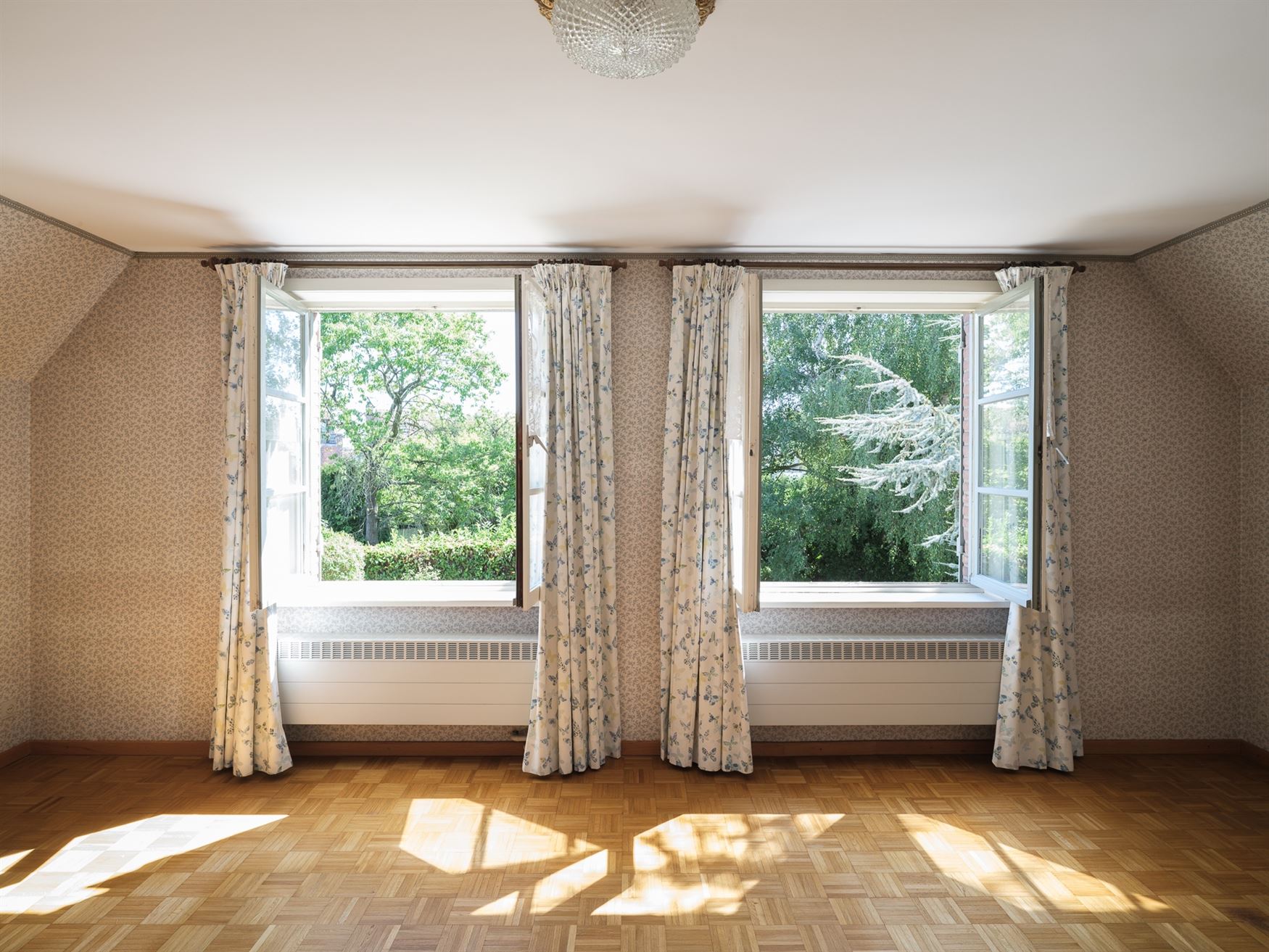 Wonen op een eiland van groen, tussen de Leie en de meersen, en toch vlak bij Gent. Deze karaktervolle woning ligt in een doodlopend straatje in de As...