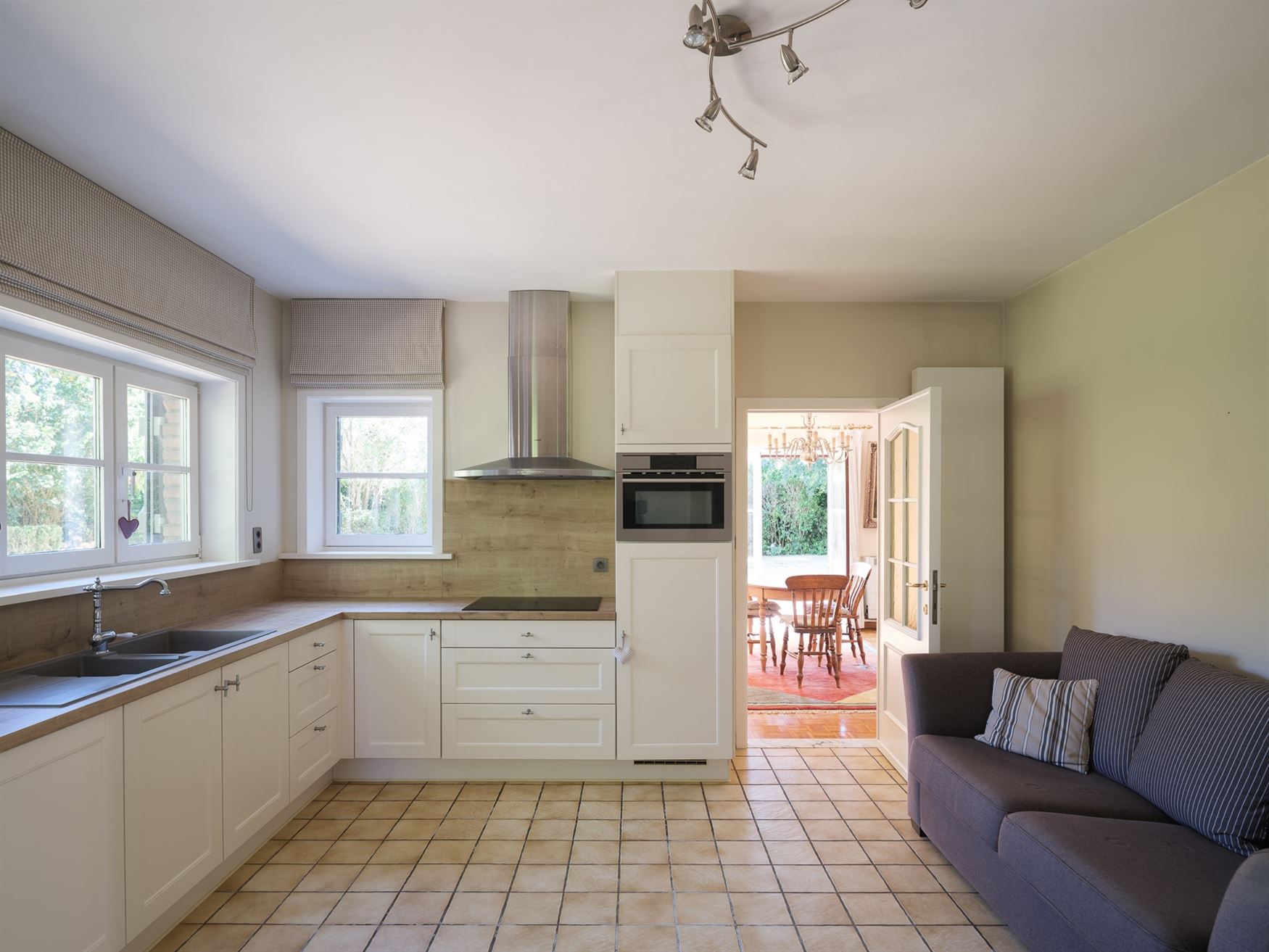 Wonen op een eiland van groen, tussen de Leie en de meersen, en toch vlak bij Gent. Deze karaktervolle woning ligt in een doodlopend straatje in de As...