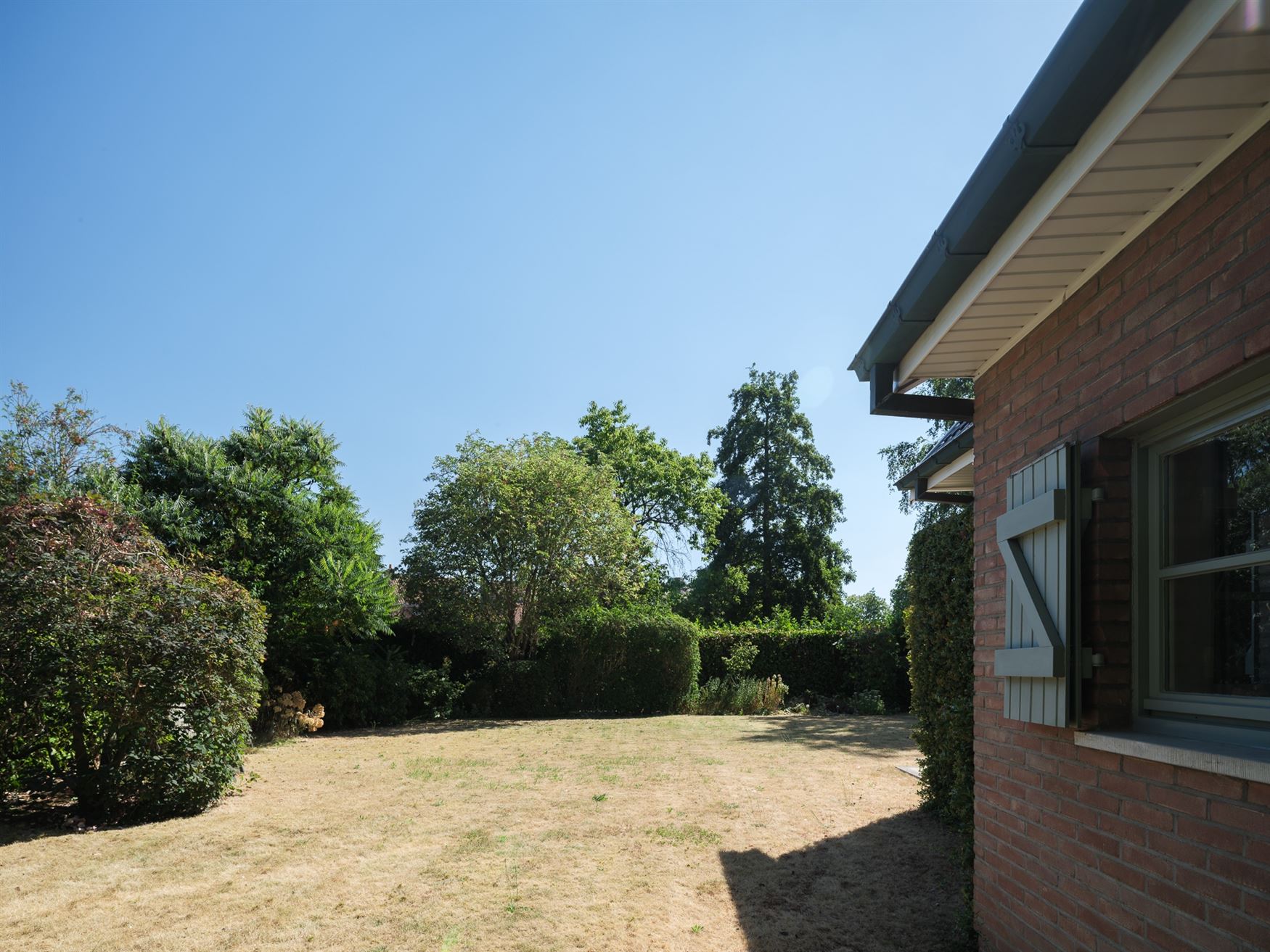 Wonen op een eiland van groen, tussen de Leie en de meersen, en toch vlak bij Gent. Deze karaktervolle woning ligt in een doodlopend straatje in de As...