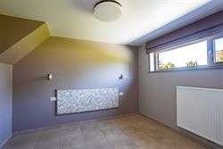 Landelijk wonen, veel licht en volledige privacy. Deze open bebouwing in Lochristi biedt 207 m² woonruimte op een mooi perceel van bijna 800 m². Een...