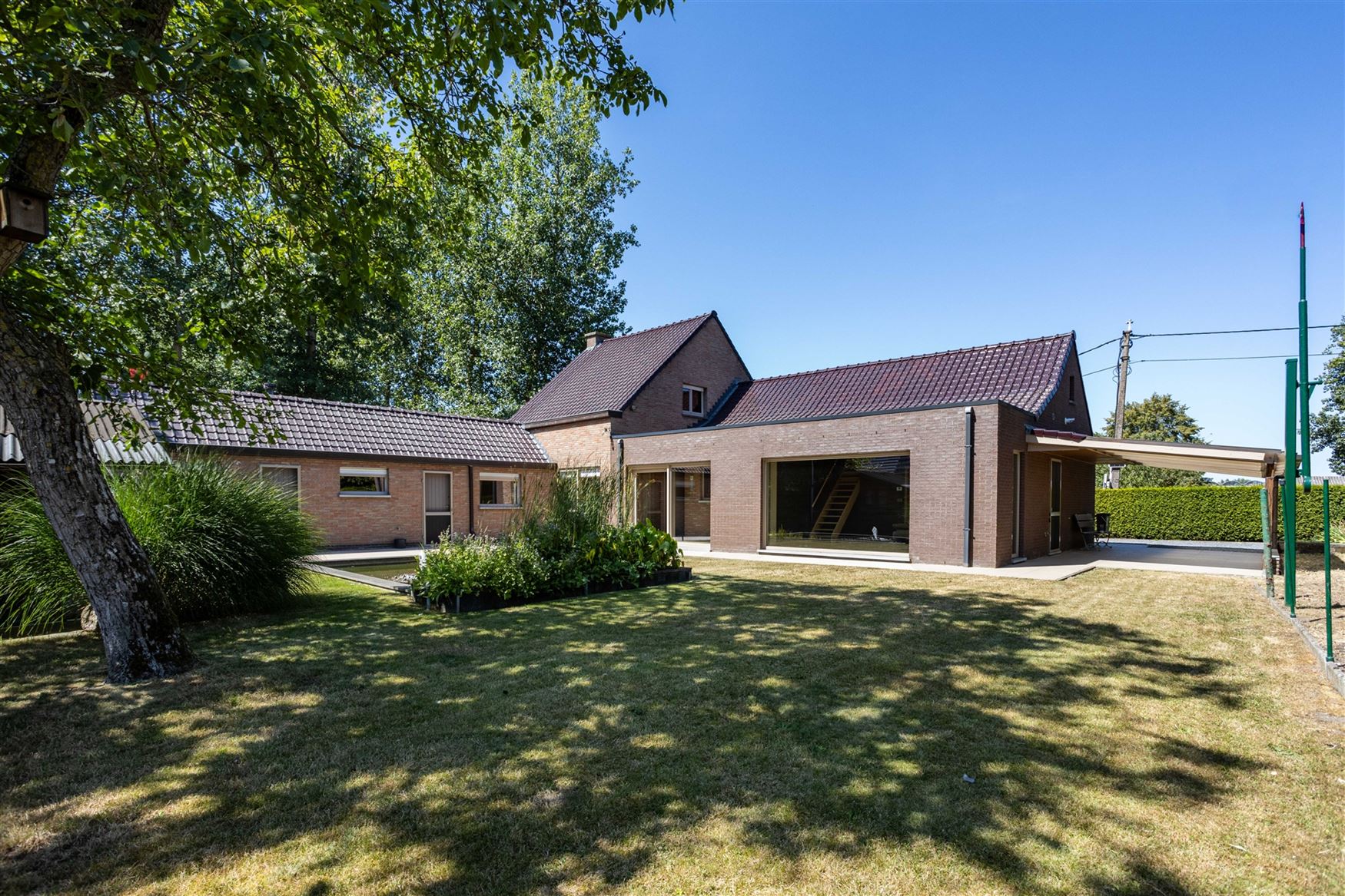 Landelijk wonen, veel licht en volledige privacy. Deze open bebouwing in Lochristi biedt 207 m² woonruimte op een mooi perceel van bijna 800 m². Een...