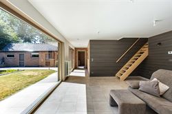 Landelijk wonen, veel licht en volledige privacy. Deze open bebouwing in Lochristi biedt 207 m² woonruimte op een mooi perceel van bijna 800 m². Een...