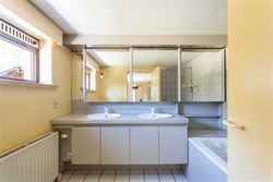 Landelijk wonen, veel licht en volledige privacy. Deze open bebouwing in Lochristi biedt 207 m² woonruimte op een mooi perceel van bijna 800 m². Een...