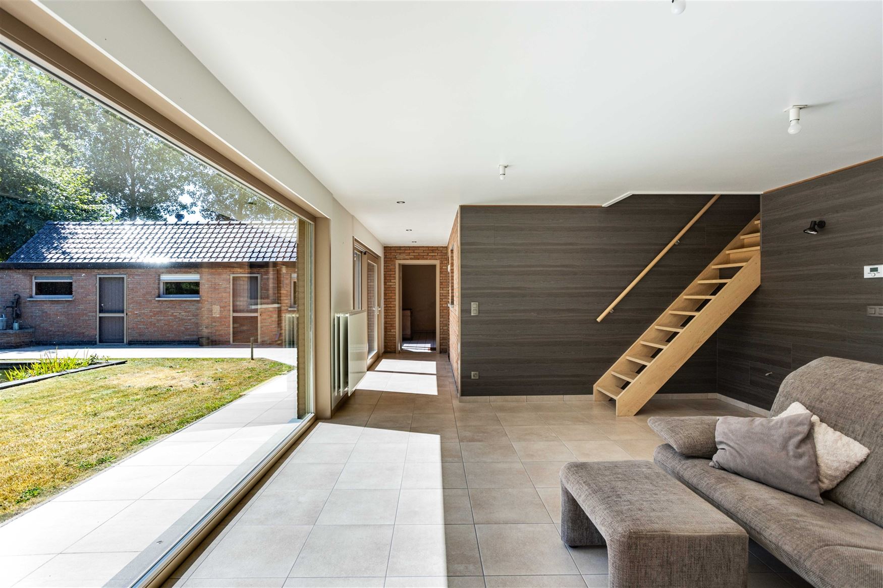 Landelijk wonen, veel licht en volledige privacy. Deze open bebouwing in Lochristi biedt 207 m² woonruimte op een mooi perceel van bijna 800 m². Een...