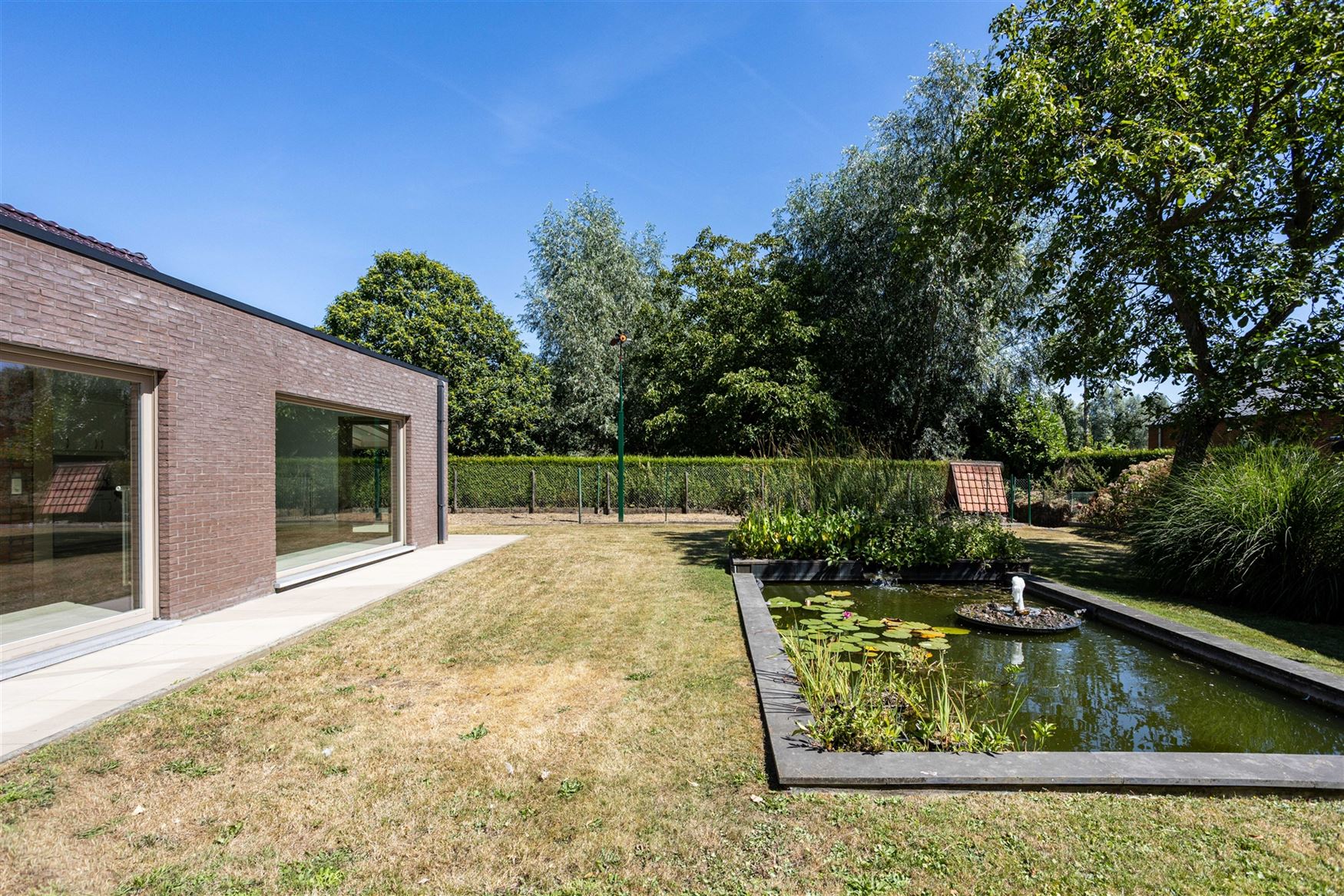 Landelijk wonen, veel licht en volledige privacy. Deze open bebouwing in Lochristi biedt 207 m² woonruimte op een mooi perceel van bijna 800 m². Een...