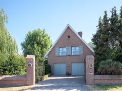 Wonen op een eiland van groen, tussen de Leie en de meersen, en toch vlak bij Gent. Deze karaktervolle woning ligt in een doodlopend straatje in de As...