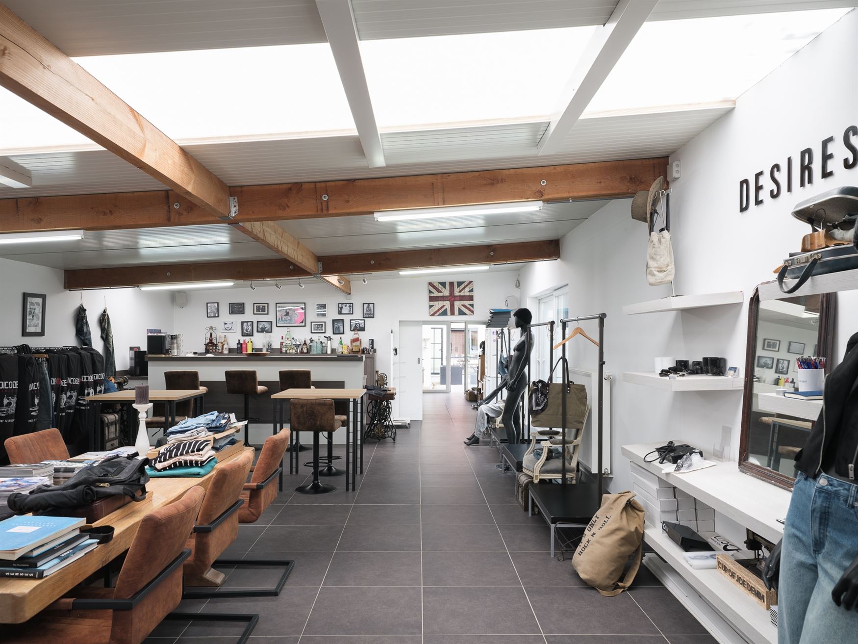 Deze voormalige woning van Lucien Buysse - Tour de France winnaar 1926 - heeft maar liefst 542 m² bewoonbare oppervlakte op een perceel van 1.373 m²...