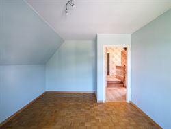 Wonen op een eiland van groen, tussen de Leie en de meersen, en toch vlak bij Gent. Deze karaktervolle woning ligt in een doodlopend straatje in de As...