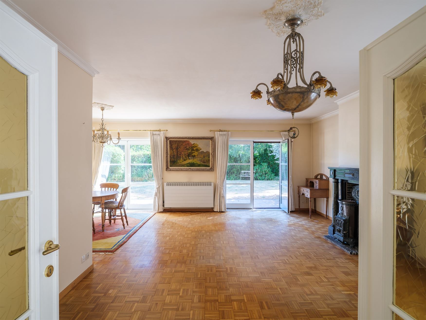Wonen op een eiland van groen, tussen de Leie en de meersen, en toch vlak bij Gent. Deze karaktervolle woning ligt in een doodlopend straatje in de As...