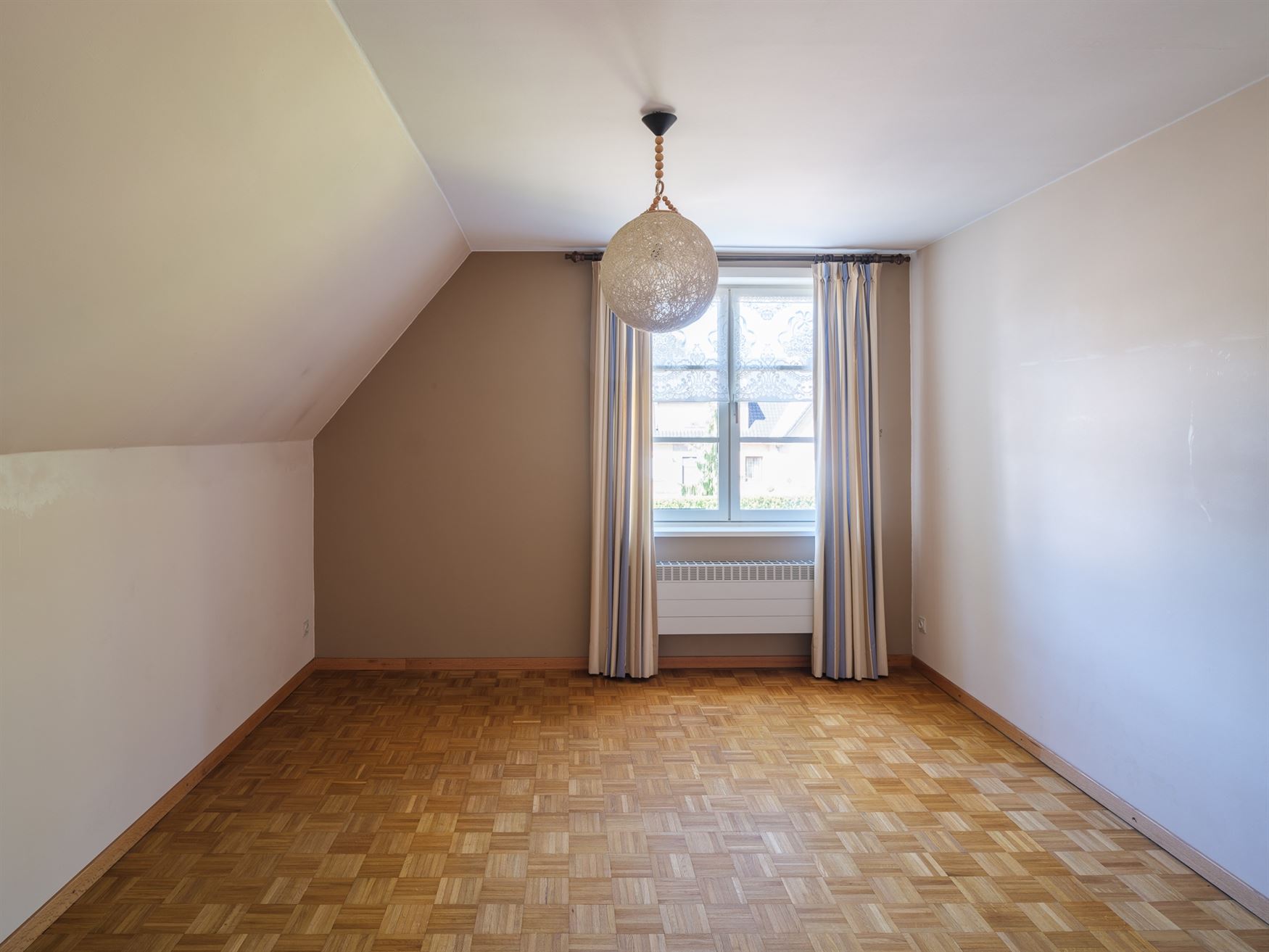 Wonen op een eiland van groen, tussen de Leie en de meersen, en toch vlak bij Gent. Deze karaktervolle woning ligt in een doodlopend straatje in de As...