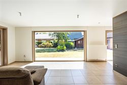 Landelijk wonen, veel licht en volledige privacy. Deze open bebouwing in Lochristi biedt 207 m² woonruimte op een mooi perceel van bijna 800 m². Een...