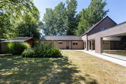 Landelijk wonen, veel licht en volledige privacy. Deze open bebouwing in Lochristi biedt 207 m² woonruimte op een mooi perceel van bijna 800 m². Een...