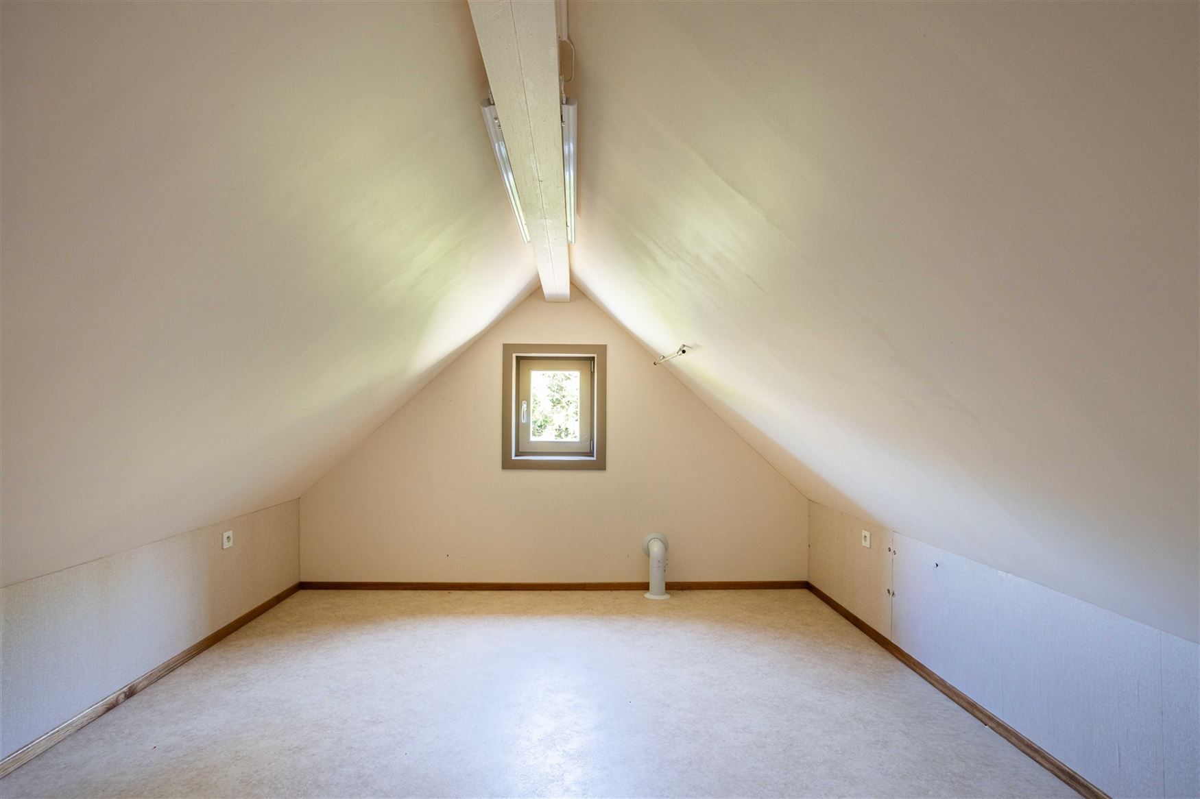 Landelijk wonen, veel licht en volledige privacy. Deze open bebouwing in Lochristi biedt 207 m² woonruimte op een mooi perceel van bijna 800 m². Een...