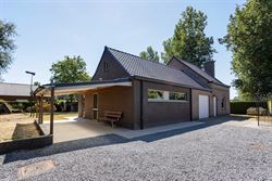 Landelijk wonen, veel licht en volledige privacy. Deze open bebouwing in Lochristi biedt 207 m² woonruimte op een mooi perceel van bijna 800 m². Een...