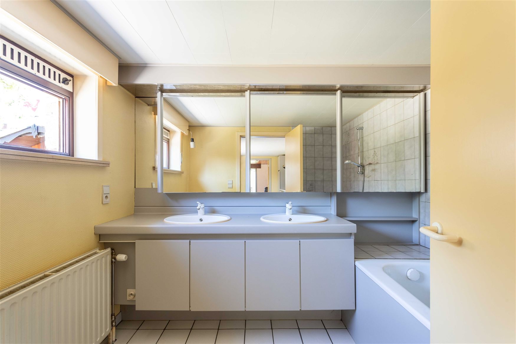 Landelijk wonen, veel licht en volledige privacy. Deze open bebouwing in Lochristi biedt 207 m² woonruimte op een mooi perceel van bijna 800 m². Een...