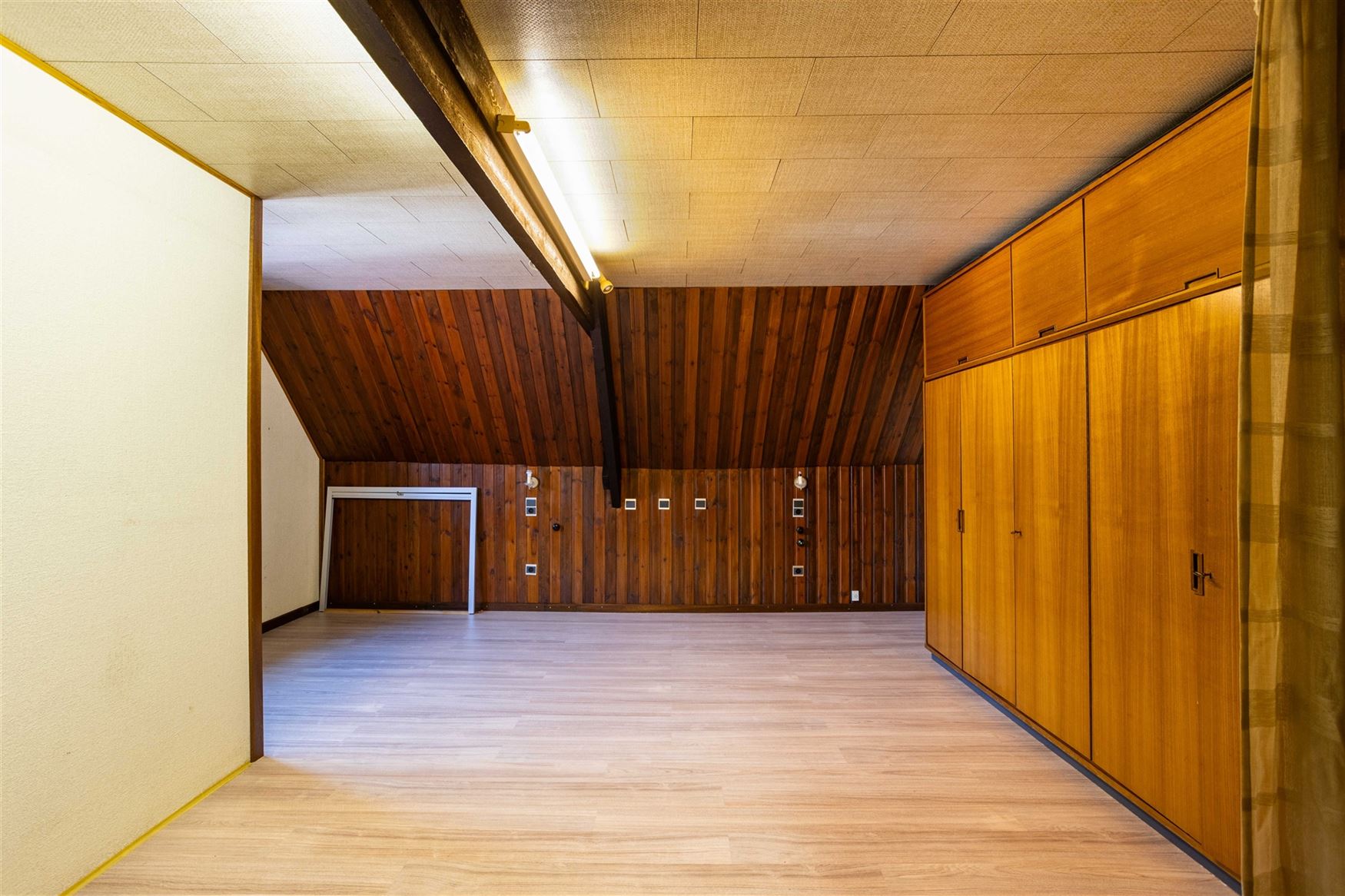 Landelijk wonen, veel licht en volledige privacy. Deze open bebouwing in Lochristi biedt 207 m² woonruimte op een mooi perceel van bijna 800 m². Een...