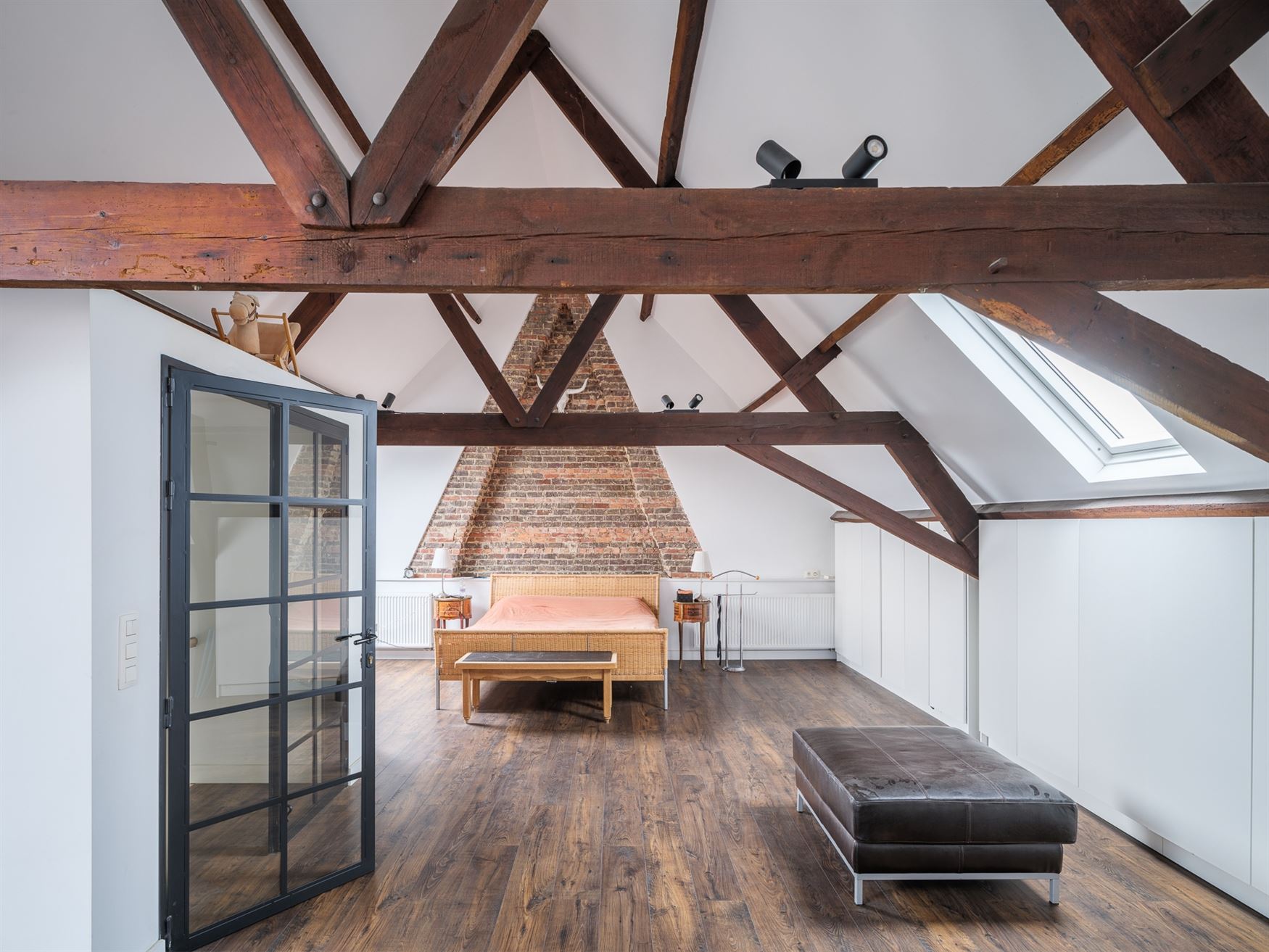 Deze voormalige woning van Lucien Buysse - Tour de France winnaar 1926 - heeft maar liefst 542 m² bewoonbare oppervlakte op een perceel van 1.373 m²...