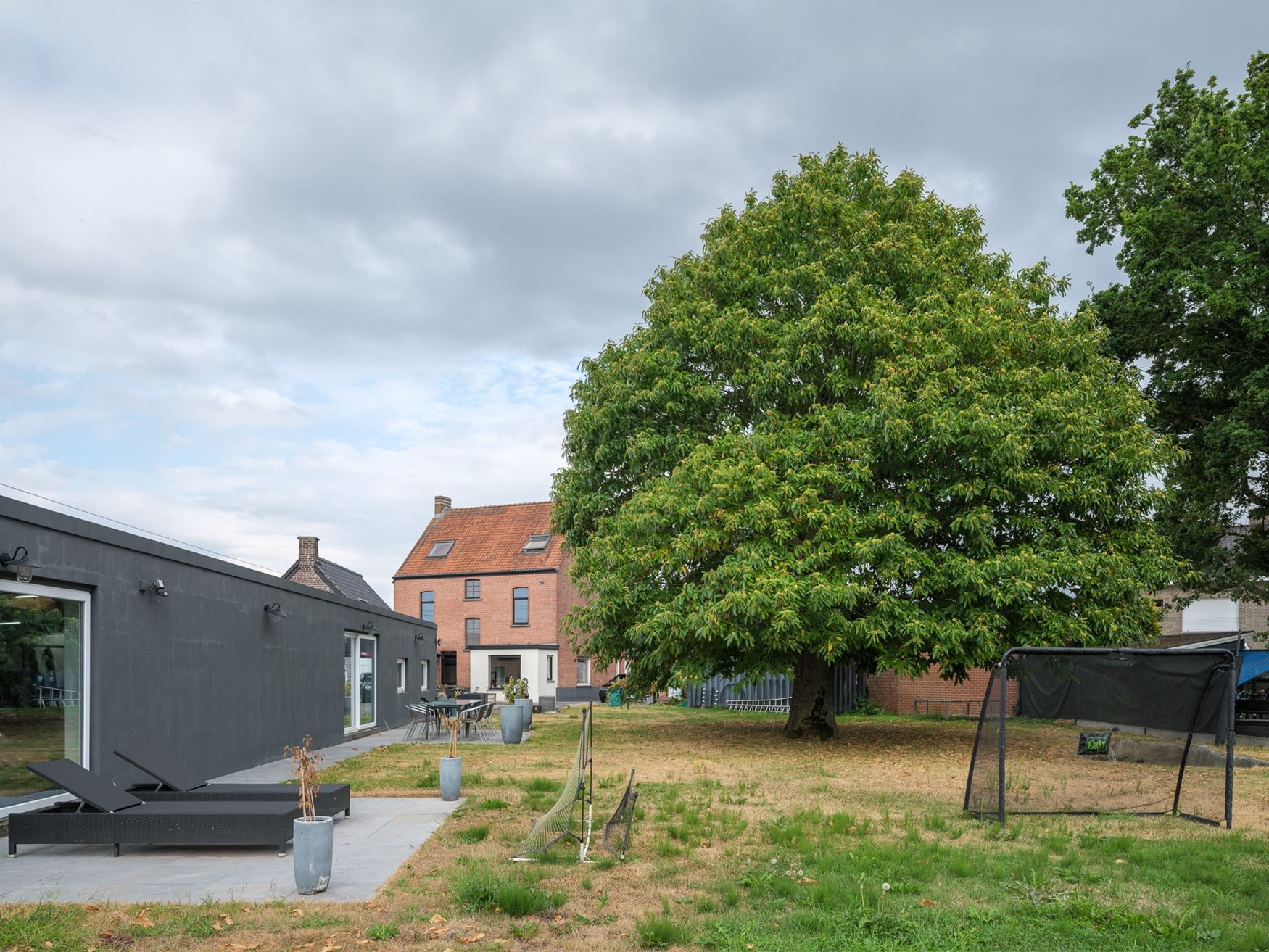 Deze voormalige woning van Lucien Buysse - Tour de France winnaar 1926 - heeft maar liefst 542 m² bewoonbare oppervlakte op een perceel van 1.373 m²...