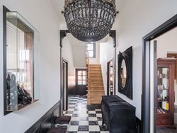 Deze voormalige woning van Lucien Buysse - Tour de France winnaar 1926 - heeft maar liefst 542 m² bewoonbare oppervlakte op een perceel van 1.373 m²...