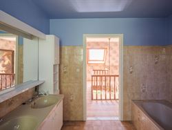 Wonen op een eiland van groen, tussen de Leie en de meersen, en toch vlak bij Gent. Deze karaktervolle woning ligt in een doodlopend straatje in de As...
