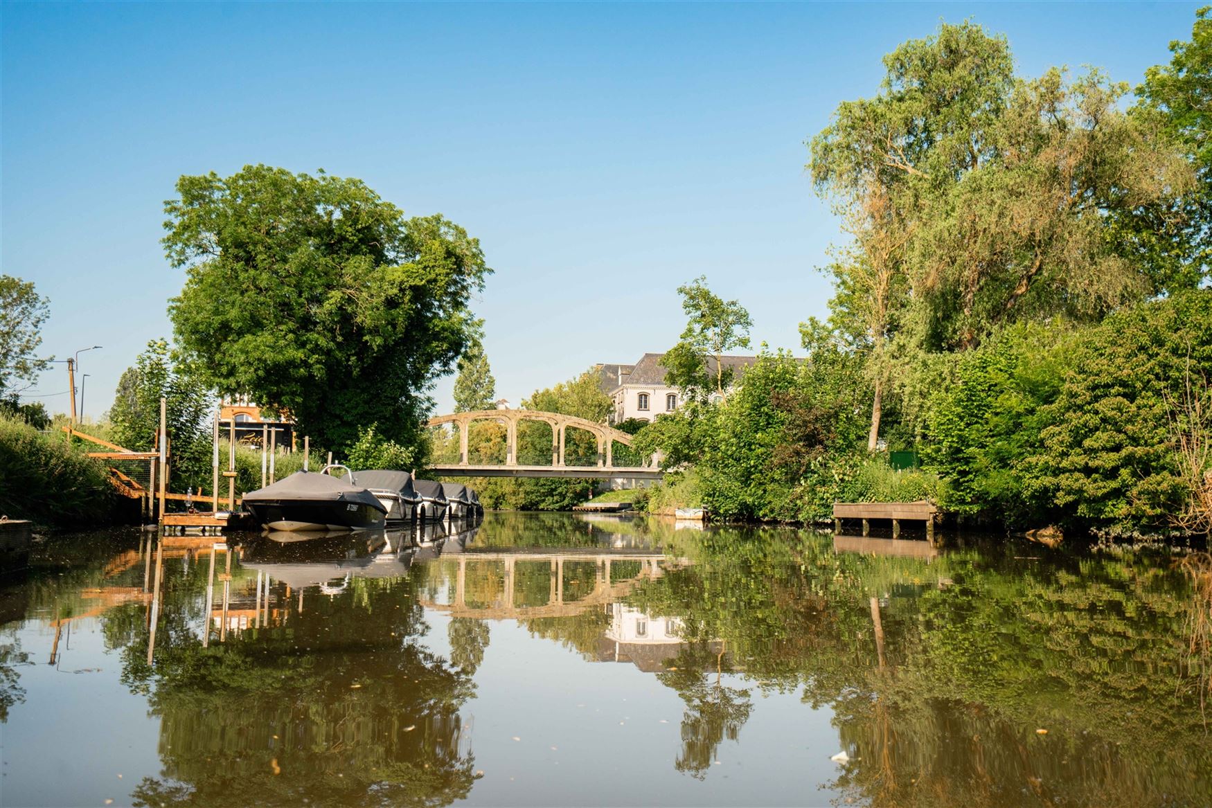 Wonen op een eiland van groen, tussen de Leie en de meersen, en toch vlak bij Gent. Deze karaktervolle woning ligt in een doodlopend straatje in de As...