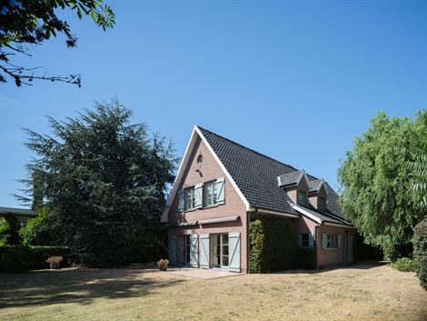 Wonen op een eiland van groen, tussen de Leie en de meersen, en toch vlak bij Gent. Deze karaktervolle woning ligt in een doodlopend straatje in de As...