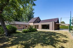 Landelijk wonen, veel licht en volledige privacy. Deze open bebouwing in Lochristi biedt 207 m² woonruimte op een mooi perceel van bijna 800 m². Een...
