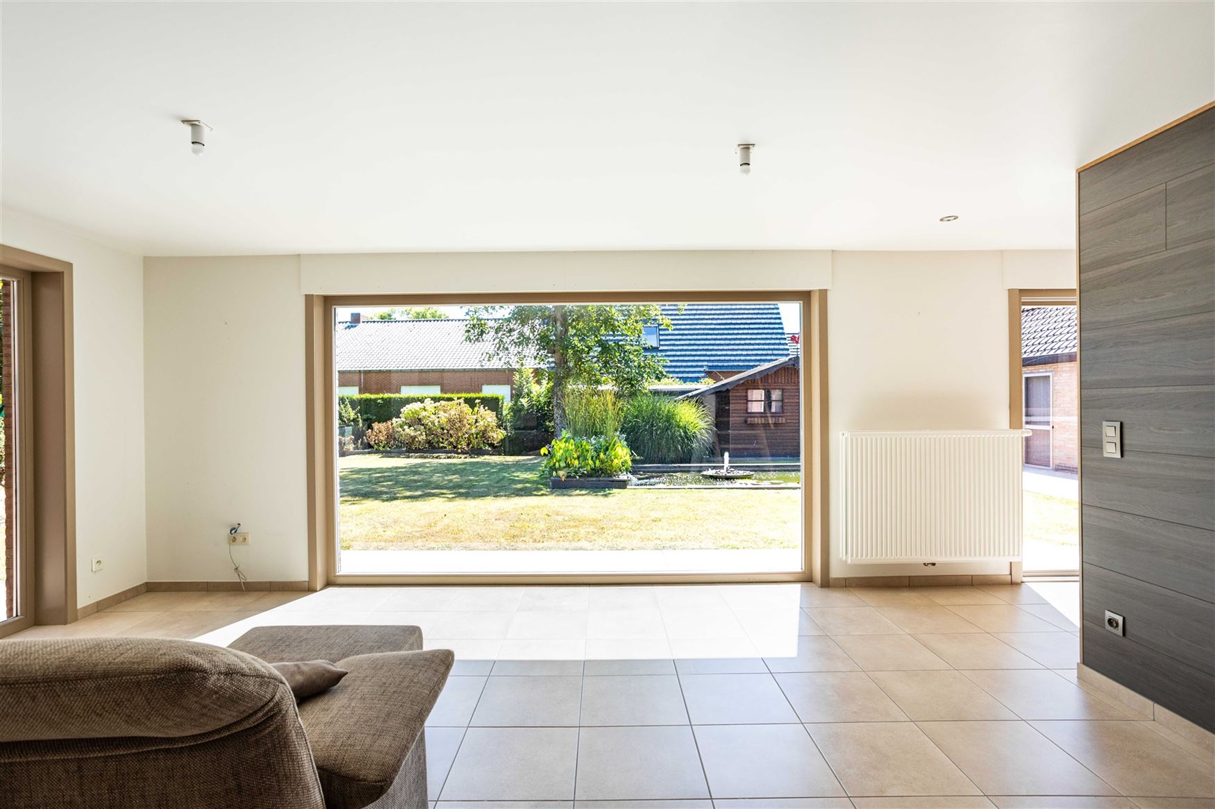 Landelijk wonen, veel licht en volledige privacy. Deze open bebouwing in Lochristi biedt 207 m² woonruimte op een mooi perceel van bijna 800 m². Een...