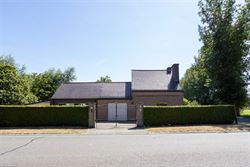 Landelijk wonen, veel licht en volledige privacy. Deze open bebouwing in Lochristi biedt 207 m² woonruimte op een mooi perceel van bijna 800 m². Een...