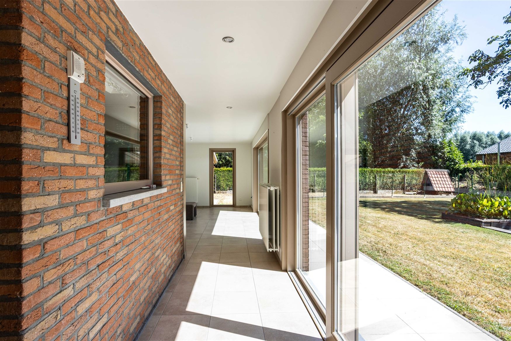 Landelijk wonen, veel licht en volledige privacy. Deze open bebouwing in Lochristi biedt 207 m² woonruimte op een mooi perceel van bijna 800 m². Een...
