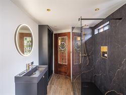 Deze voormalige woning van Lucien Buysse - Tour de France winnaar 1926 - heeft maar liefst 542 m² bewoonbare oppervlakte op een perceel van 1.373 m²...