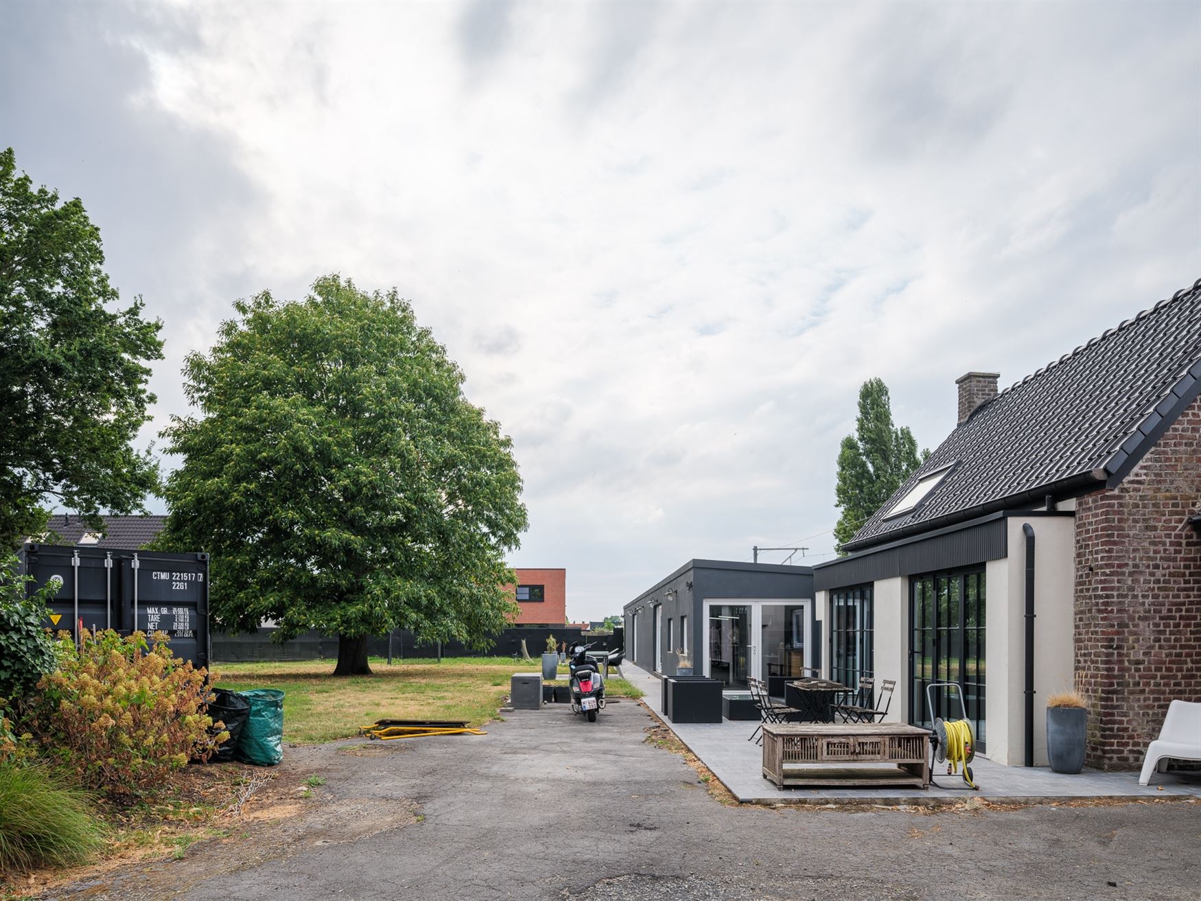 Deze voormalige woning van Lucien Buysse - Tour de France winnaar 1926 - heeft maar liefst 542 m² bewoonbare oppervlakte op een perceel van 1.373 m²...