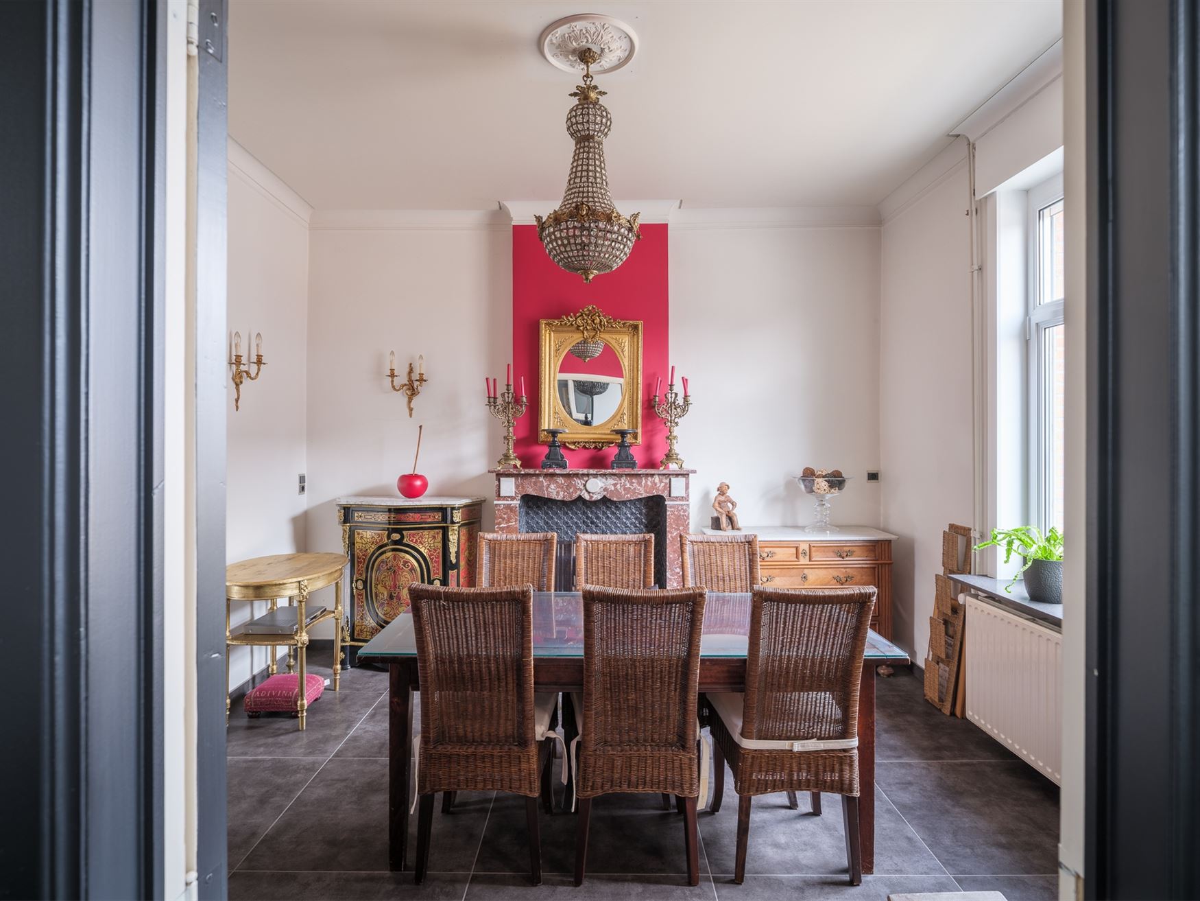 Deze voormalige woning van Lucien Buysse - Tour de France winnaar 1926 - heeft maar liefst 542 m² bewoonbare oppervlakte op een perceel van 1.373 m²...