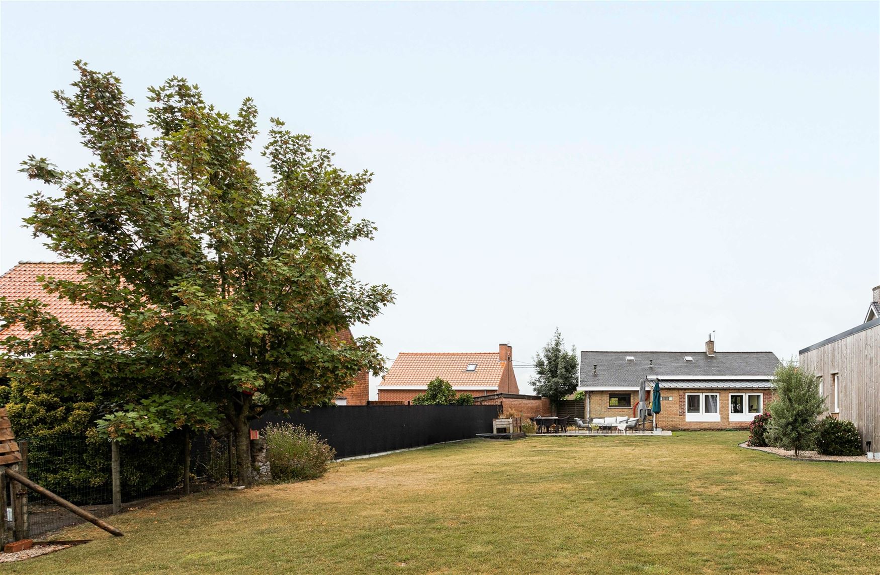 Een vrijstaande woning op 1.200 m², midden in een landelijke omgeving. Deze bungalow ligt in een kleinschalige cluster van acht woningen en biedt voo...